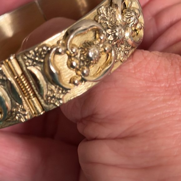 Vintage Whiting & Davis hinged Clamper bracelet in gold metal Opening 2 1/4” - Picture 4 of 9